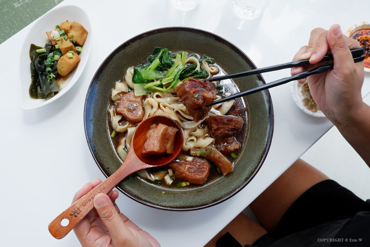 【苗栗頭份】厚醍牛肉麵 就是只賣牛肉麵!入口即化的Q軟牛筋與軟嫩厚實大塊牛肉 還有無限暢飲氣泡水 頭份中央店