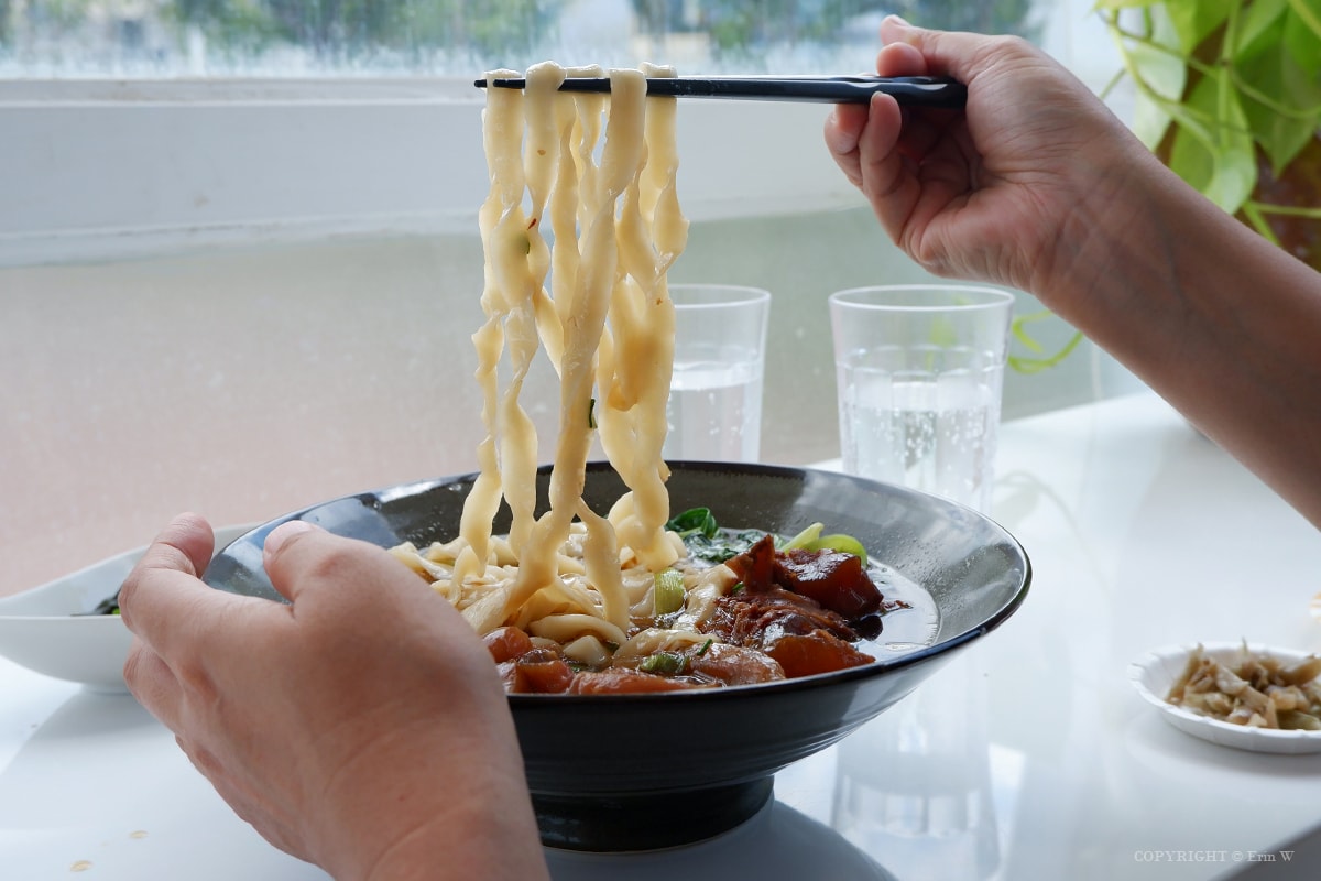 【苗栗頭份】厚醍牛肉麵 就是只賣牛肉麵!入口即化的Q軟牛筋與軟嫩厚實大塊牛肉 還有無限暢飲氣泡水 頭份中央店
