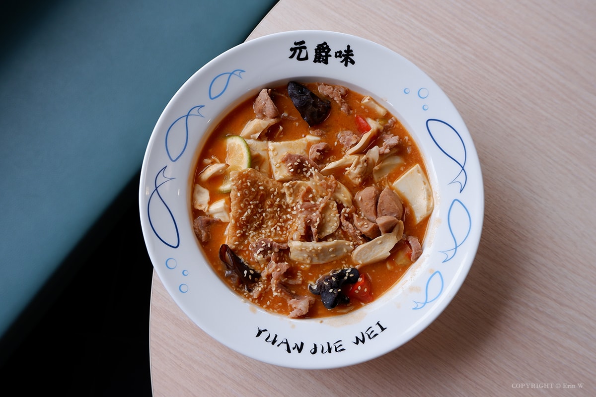 新竹．香山｜跳脫傳統印象 升級版質感用餐空間 多樣主餐與小食全新搭配 元爵味 黃燜雞米飯 新竹香山店
