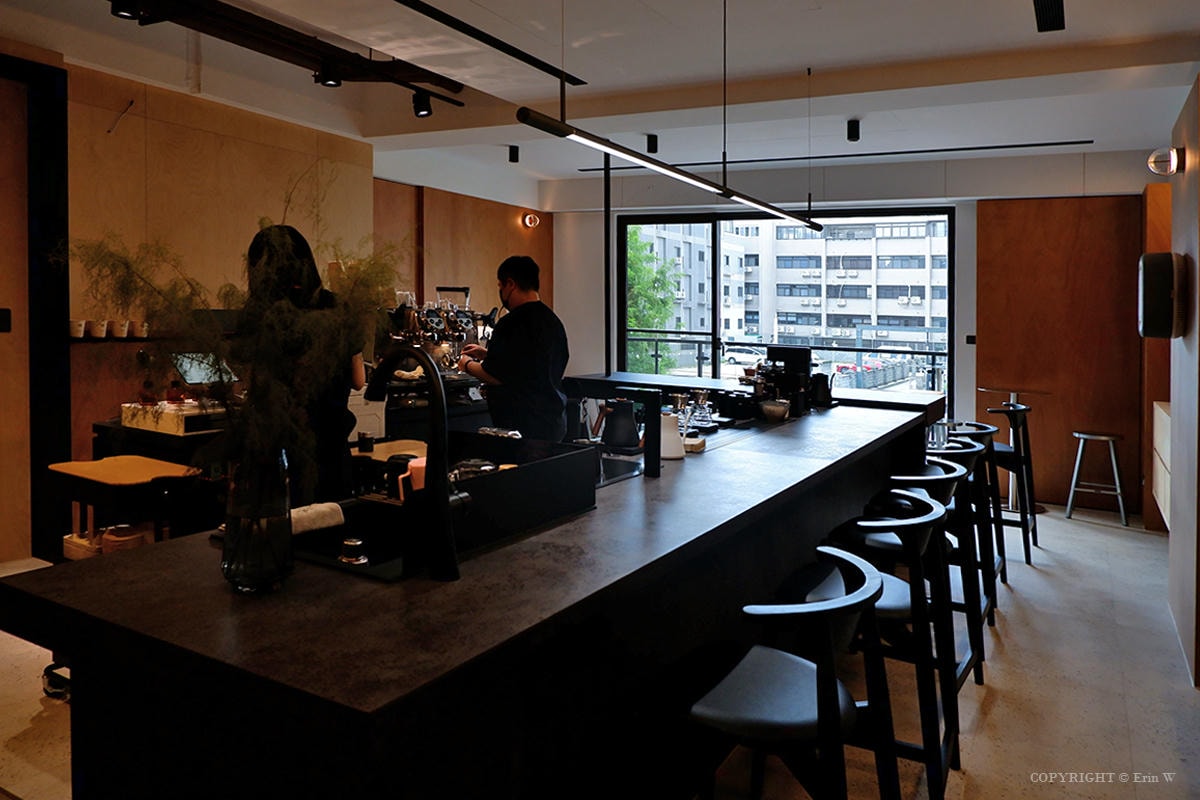 苗栗.竹南|Aoka coffee|苗栗竹南的質感咖啡專賣店 室內設計師打造的美學空間 - 第13張圖 苗栗.竹南|Aoka coffee|苗栗竹南的質感咖啡專賣店 室內設計師打造的美學空間