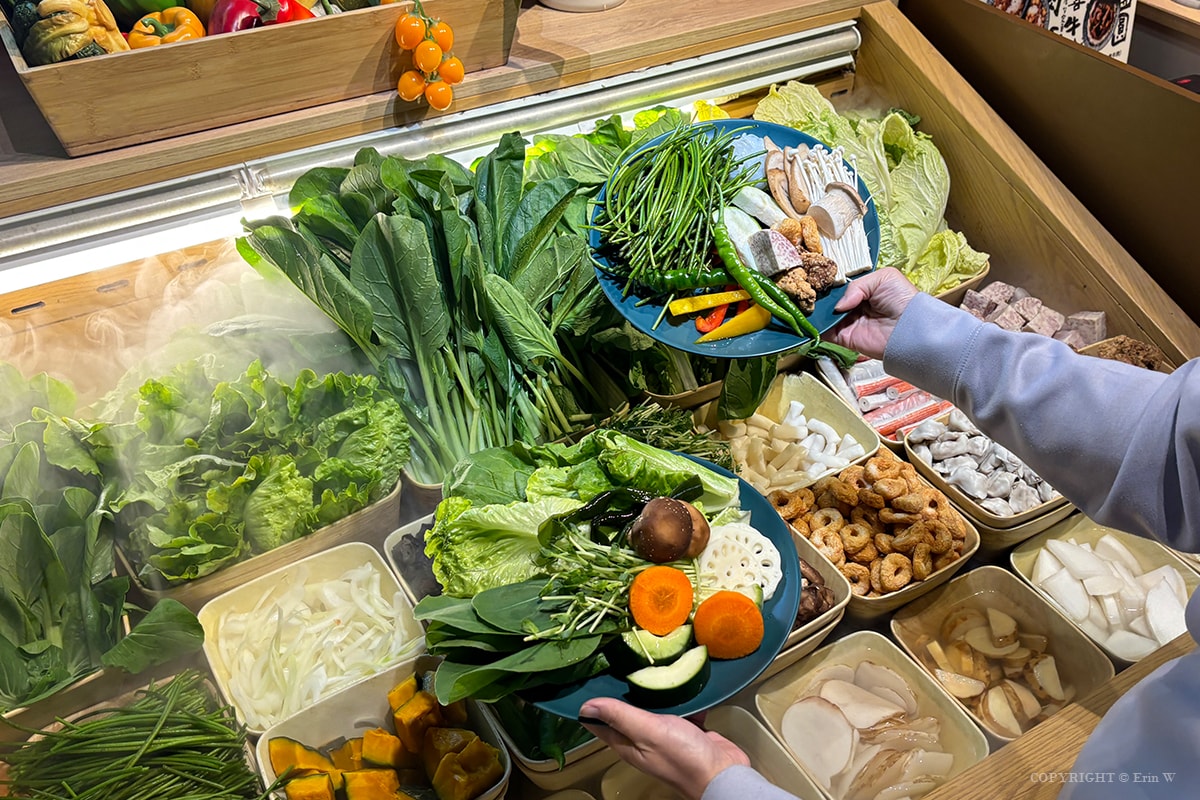 苗栗.頭份|月團圓雞湯火鍋|個人388元起的一鍋兩味鴛鴦鍋 野菜自助吧吃到飽 冬季暖身必吃的隱藏版薑母雞酒湯底 - 第15張圖 苗栗.頭份|月團圓雞湯火鍋|個人388元起的一鍋兩味鴛鴦鍋 野菜自助吧吃到飽 冬季暖身必吃的隱藏版薑母雞酒湯底