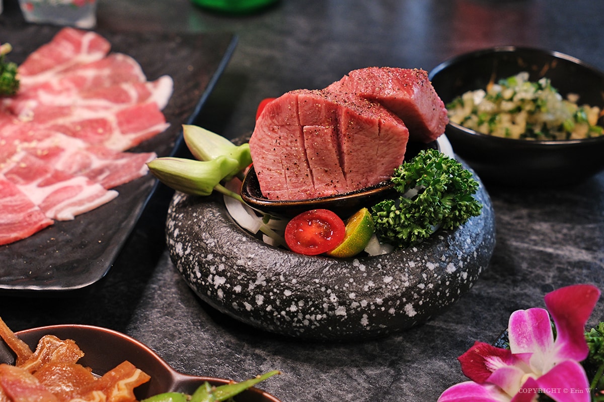 新竹・竹北｜陸本木燒肉｜一次品嚐牛豬雞海鮮的高CP值雙人套餐 炭火燻烤厚切牛舌的極致饗宴