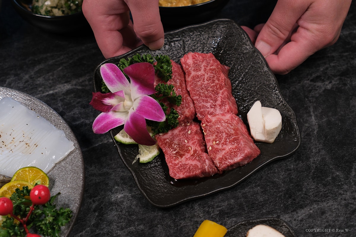 新竹・竹北｜陸本木燒肉｜一次品嚐牛豬雞海鮮的高CP值雙人套餐 炭火燻烤厚切牛舌的極致饗宴