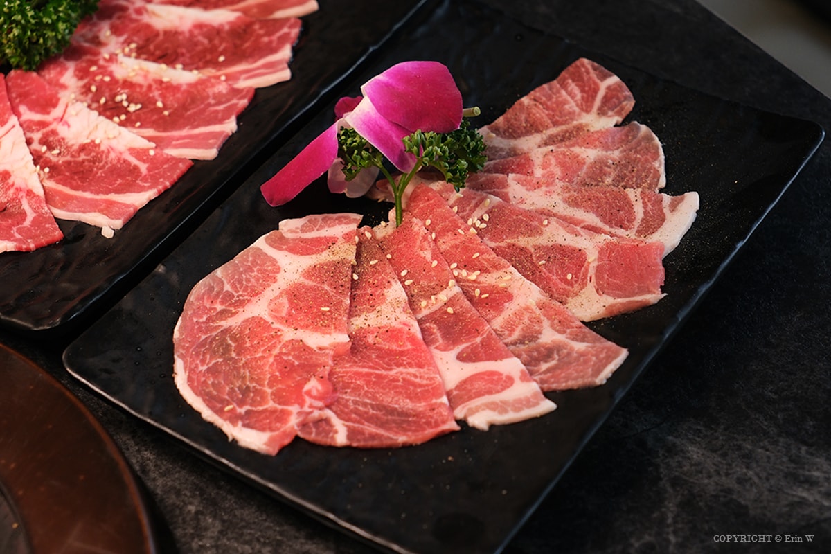 新竹・竹北｜陸本木燒肉｜一次品嚐牛豬雞海鮮的高CP值雙人套餐 炭火燻烤厚切牛舌的極致饗宴