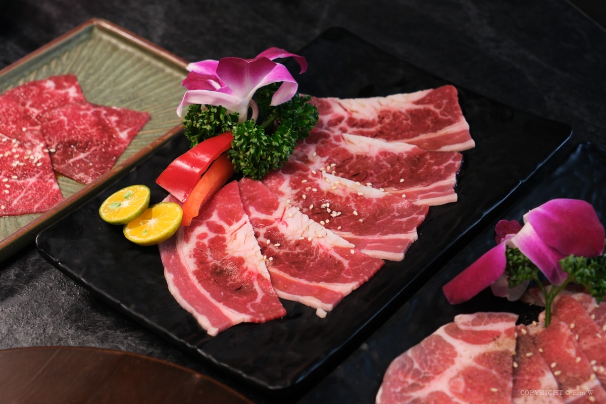 新竹・竹北｜陸本木燒肉｜一次品嚐牛豬雞海鮮的高CP值雙人套餐 炭火燻烤厚切牛舌的極致饗宴
