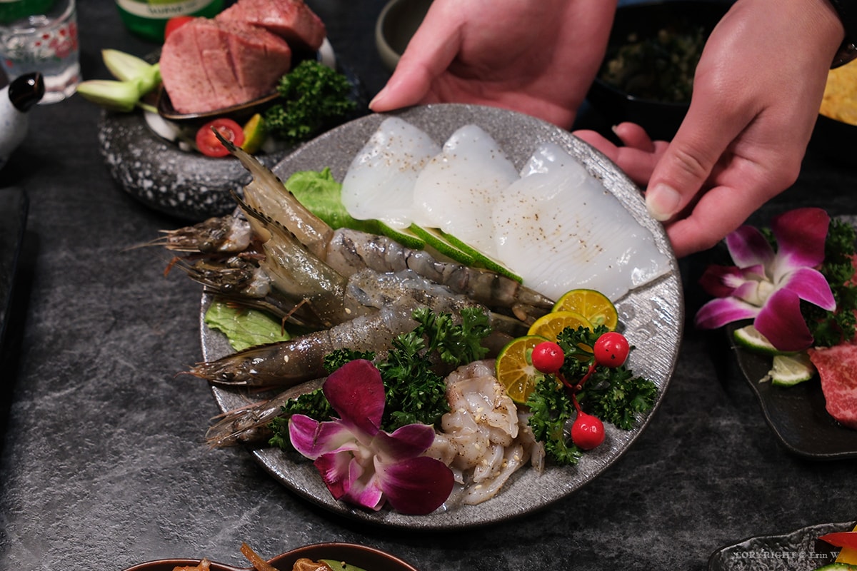 新竹・竹北｜陸本木燒肉｜一次品嚐牛豬雞海鮮的高CP值雙人套餐 炭火燻烤厚切牛舌的極致饗宴