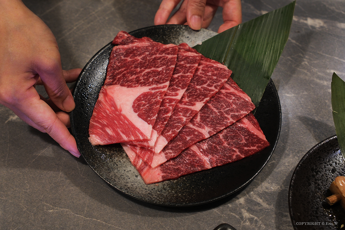 新竹・竹北｜吃肉肉燒肉專門店-竹北店｜不只吃燒肉！A5和牛、生魚片、手搖飲、甜點一次全包了！